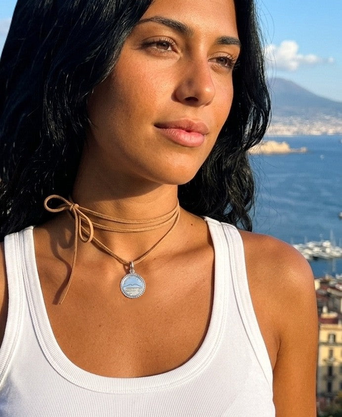 Collana con Panorama di Napoli, Vesuvio. In argento 925. Lavorata a mano nello storico laboratorio orafo di Napoli al Borgo Orefici dal 1974