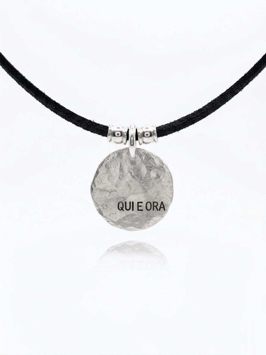 Collana medaglia Qui e Ora martellata argento