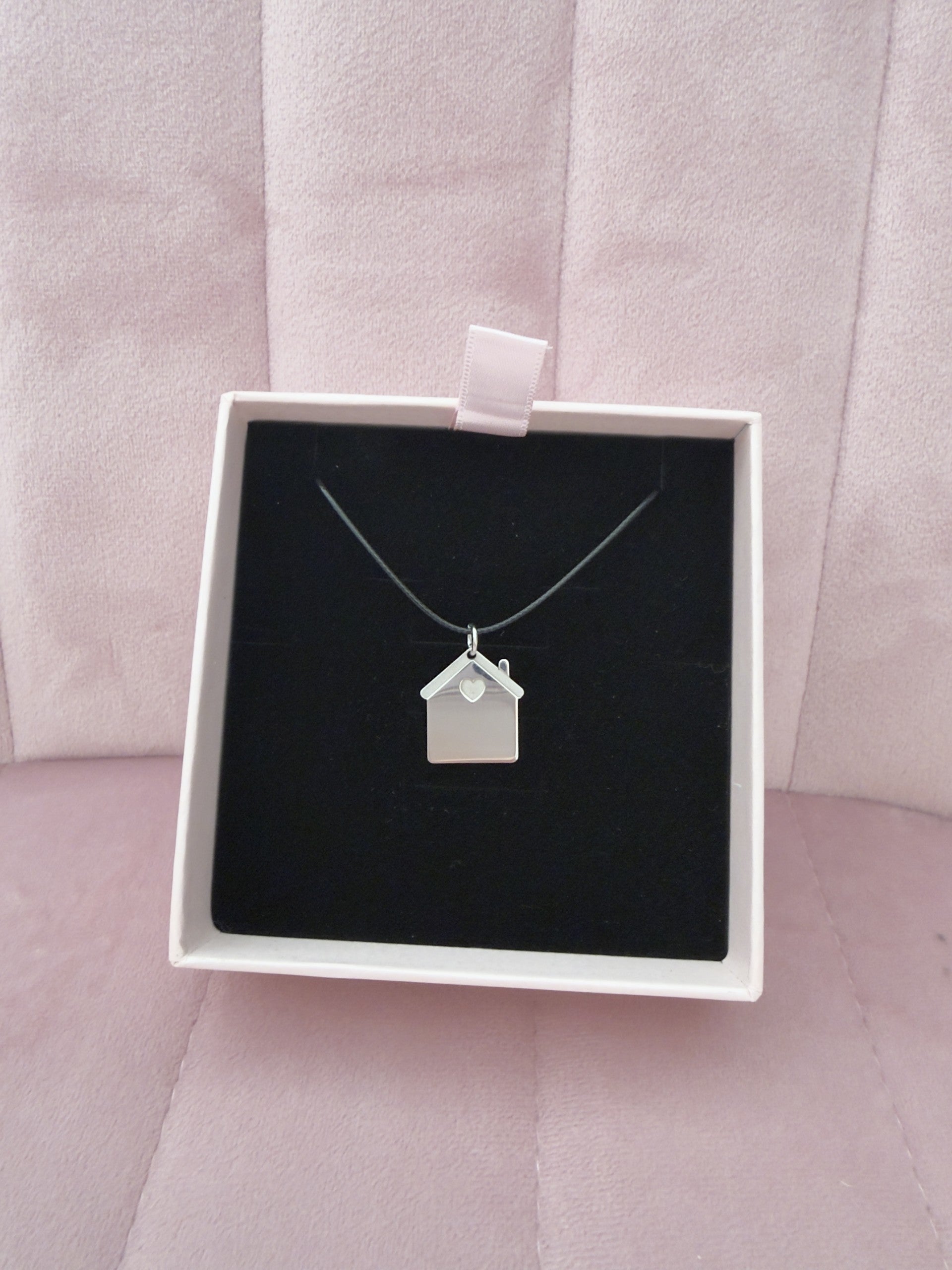 Collana medaglia pendente Casa in argento 925 lavorazione artigianale personalizzabile con incisione Treseinove gioielli