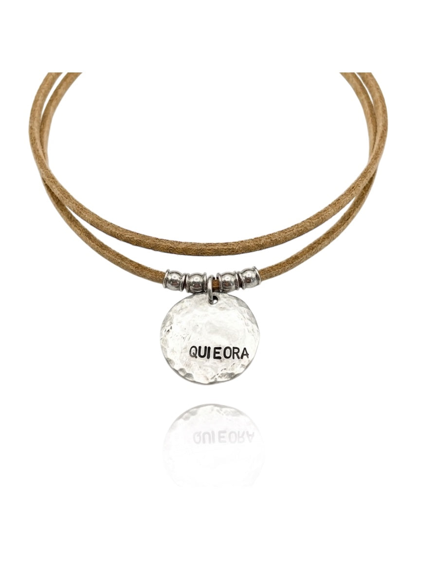 Collana medaglia Qui e Ora martellata argento