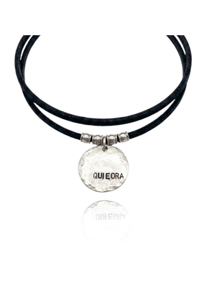 Collana medaglia Qui e Ora martellata argento